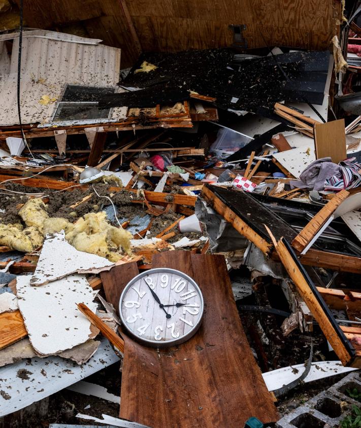 Imagen secundaria 2 - Ciudadanos se resguardan en un refugio anti tornados y descubren luego los daños provocados en Misuri.