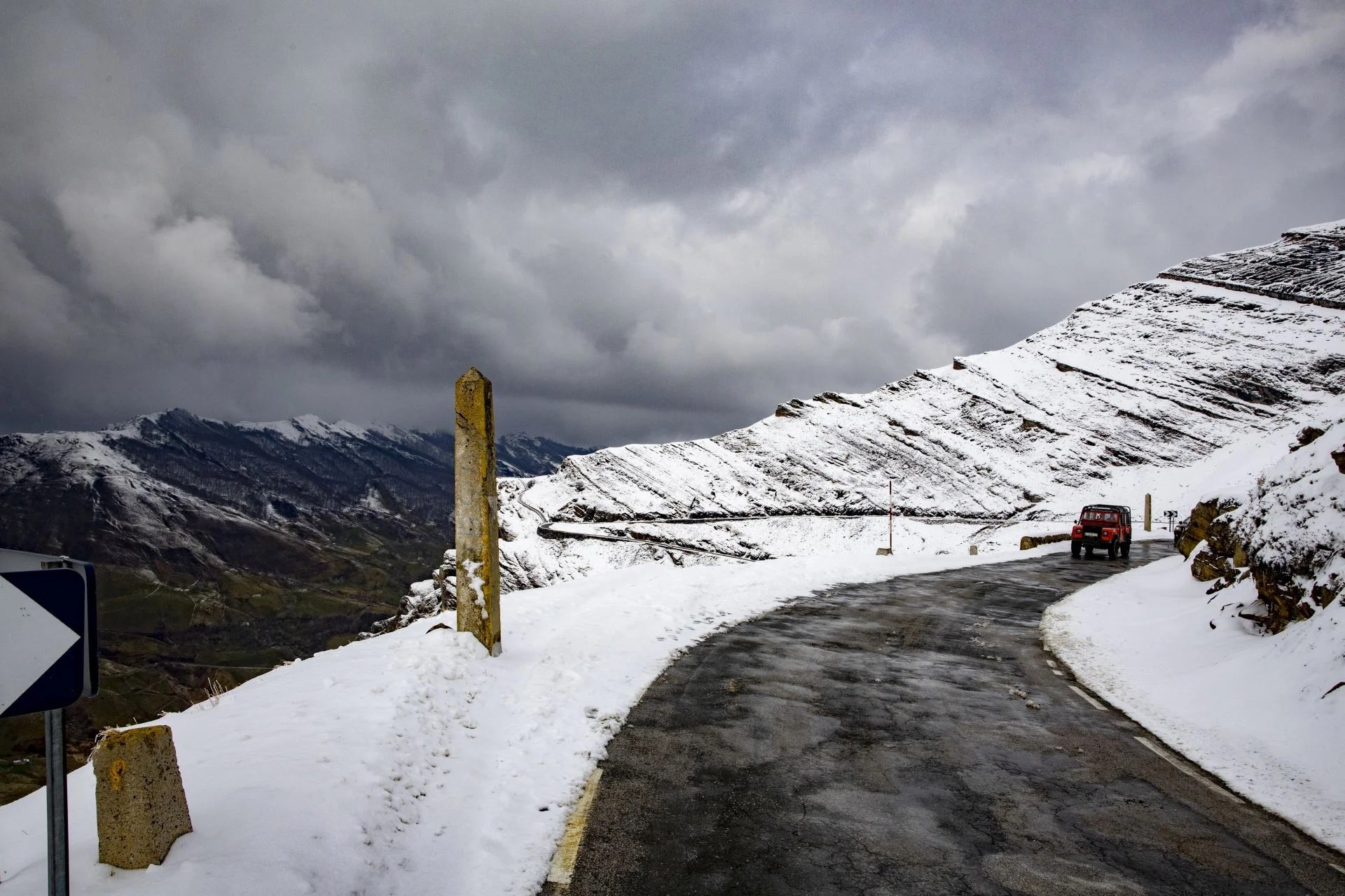 El arcén de la calzada se encuentra totalmente cubierto por nieve y hielo.