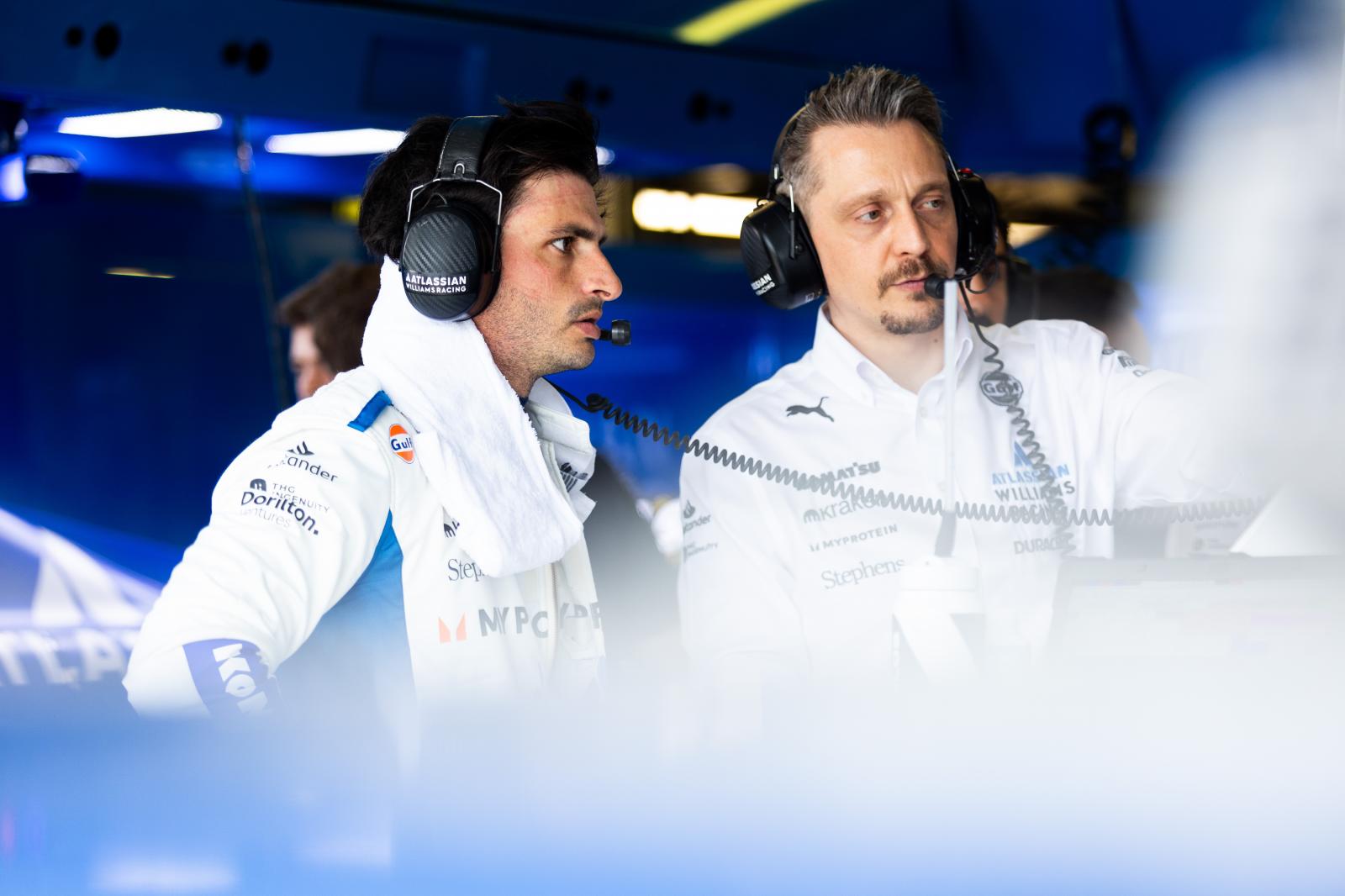 Carlos Sainz en su box durante el GP de Australia.