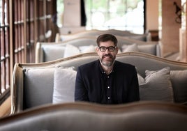 Richard Osman, rey de la comedia negra, acaba de publicar 'Resolvemos asesinatos'.