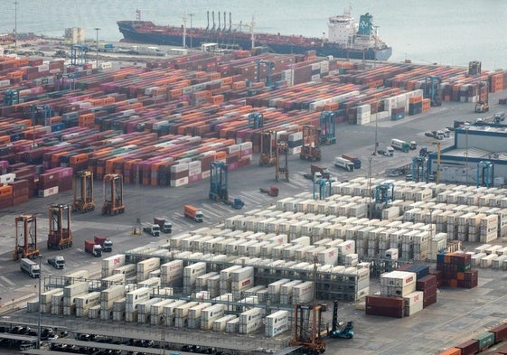 Zona portuaria de Barcelona de carga y descarga de containers y mercancías.