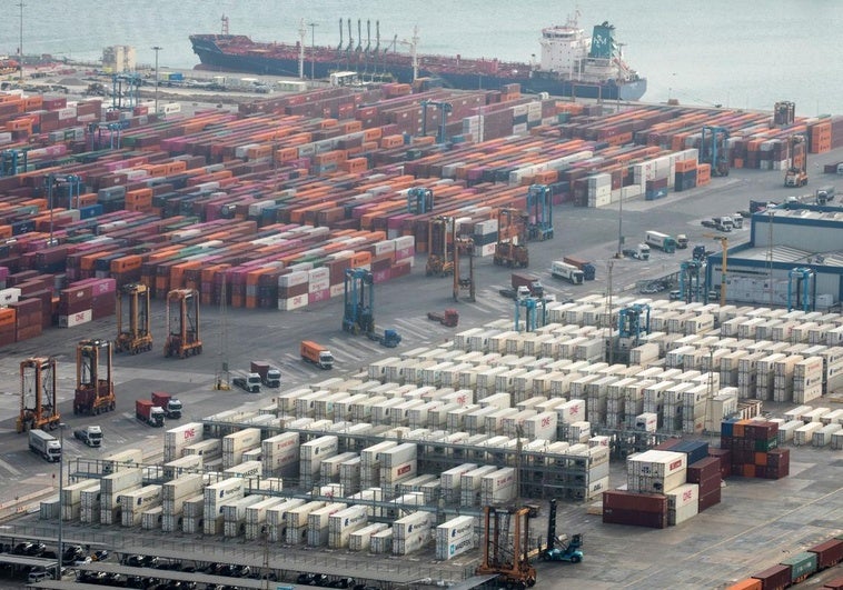 Zona portuaria de Barcelona de carga y descarga de containers y mercancías.