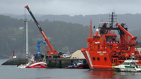 Rescatan a los tripulantes de un pesquero gallego que navegaba en el Pacífico Sur