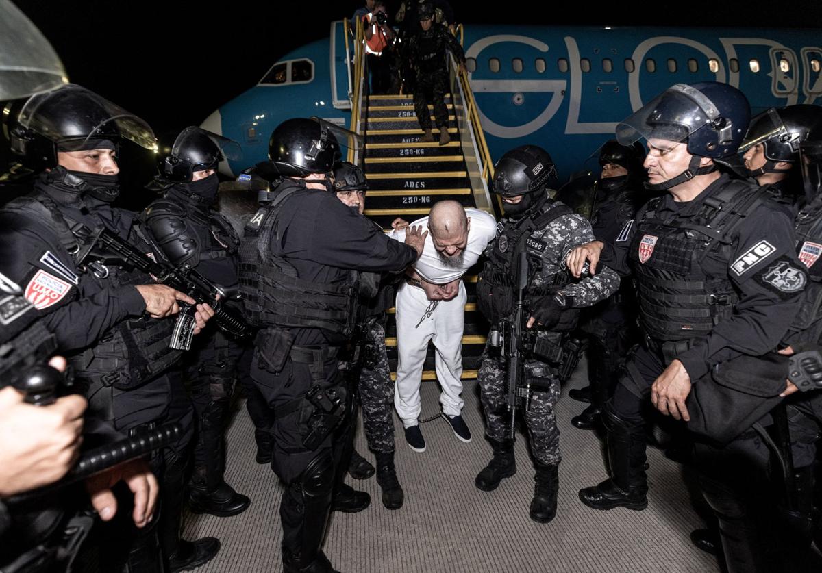 Los presos salvadoreños fueron expulsados en tres aviones.