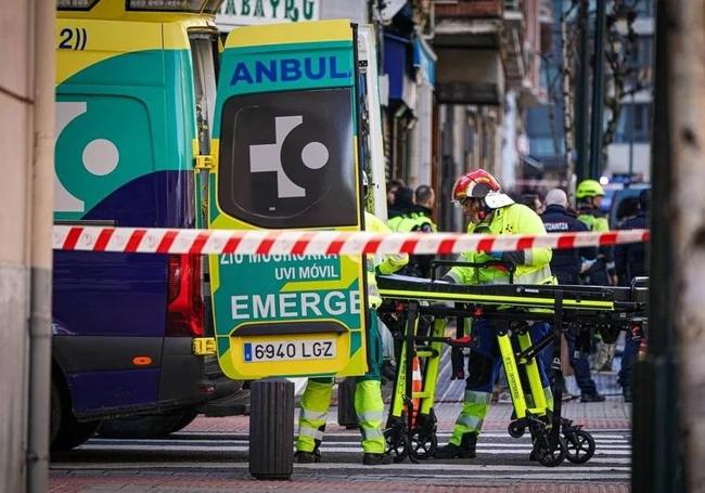 Imagen de una de las ambulancias en el lugar del suceso.