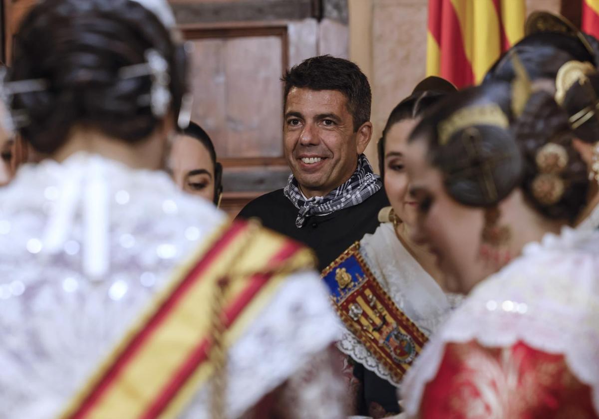 El president Mazón se viste con la coraza de un discurso sin autocrítica y que paga el peaje de la inmigración