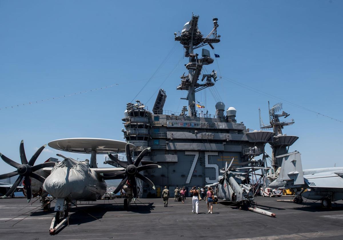Cubierta del portaaviones nuclear estadounidense Harry S. Truman, atracado en Palma en 2022.