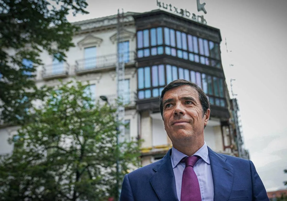 Antón Arriola, presidente de Kutxabank, junto a la sede del banco en la capital vizcaína.