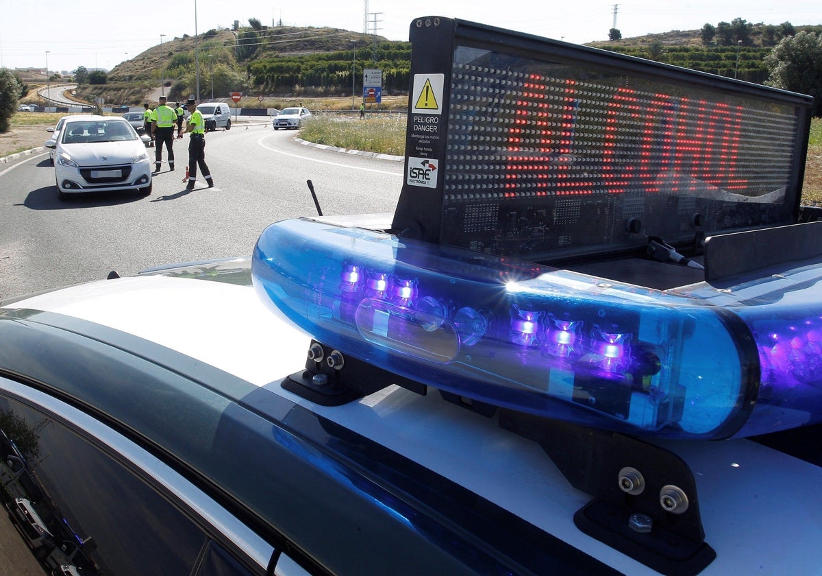 Un control contra el alcohol al volante desarrollado por la Guardia Civil en una carretera de Alicante.