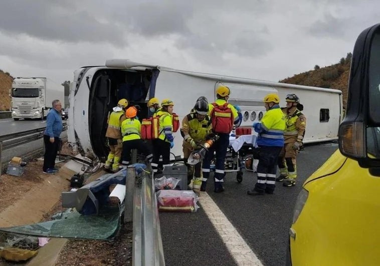 Ascienden a 20 los heridos al volcar un autobús en la autovía A-7 en Murcia con 44 viajeros de la tercera edad