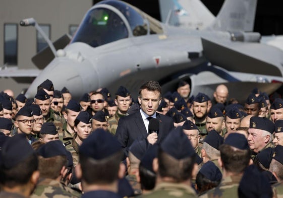 Emmanuel Macron visita la base aérea de Luxeuil-les-Bains.