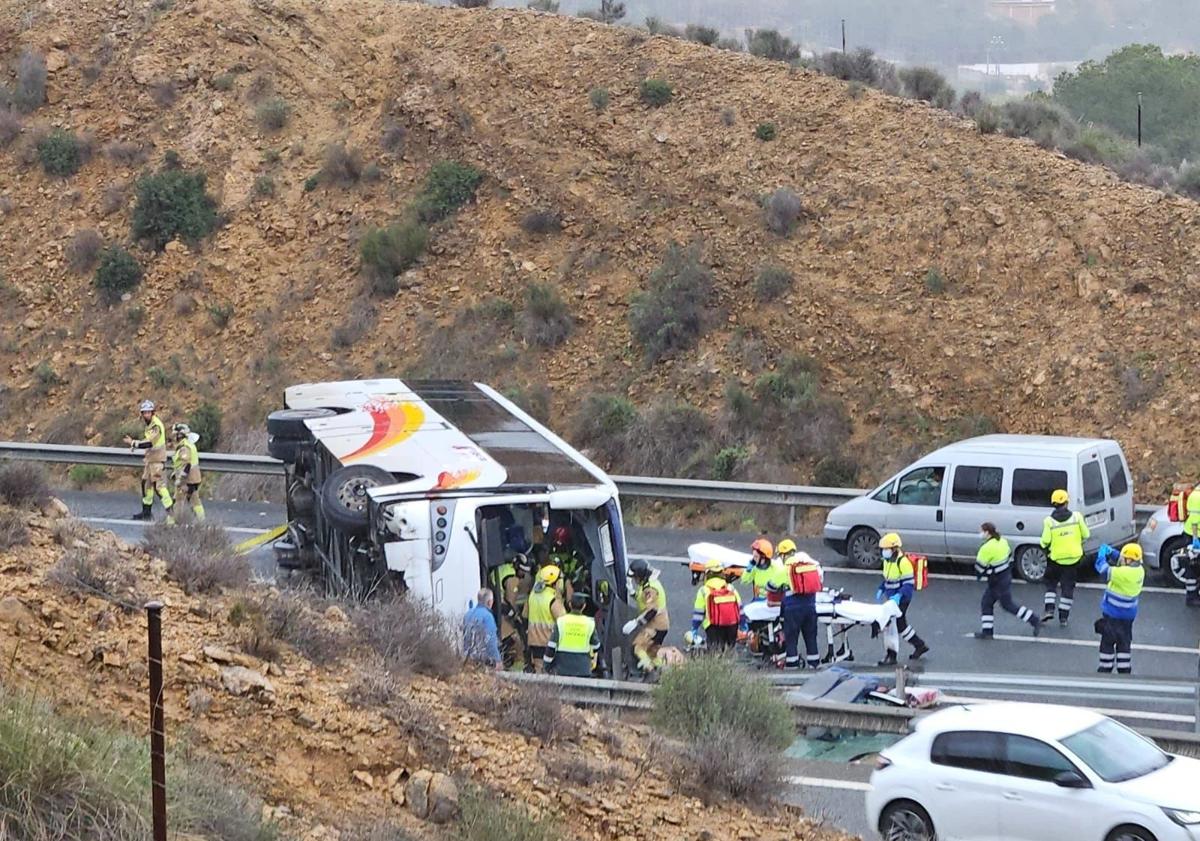 Imagen principal - Imágenes de las labores de rescate tras el accidente. 