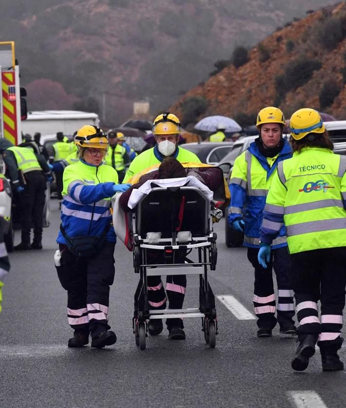 Imagen secundaria 2 - Imágenes de las labores de rescate tras el accidente. 