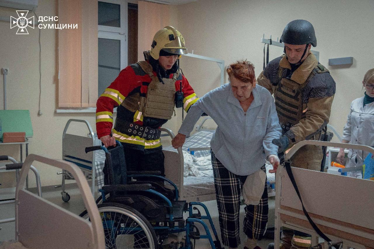 Una paciente es desalojada del hospital de Sumy que ha sido atacado por misiles rusos.