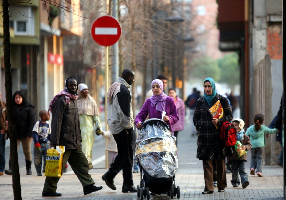 Varios inmigrantes pasean por las calles de una ciudad catalana.