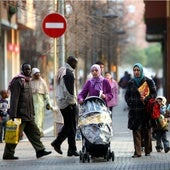 Varios inmigrantes pasean por las calles de una ciudad catalana.
