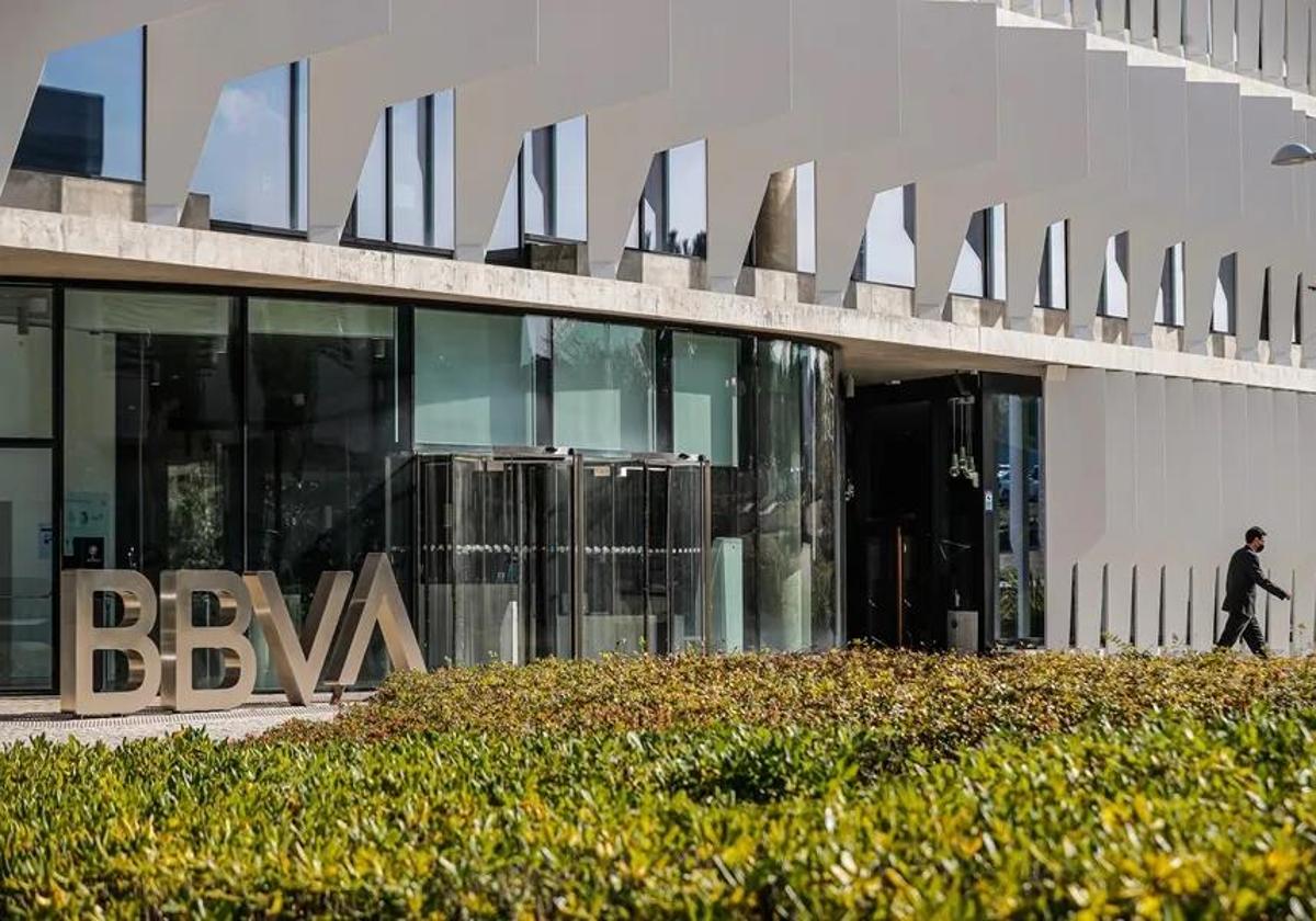 Fachada de la sede corporativa del BBVA en Madrid, en una imagen de archivo.