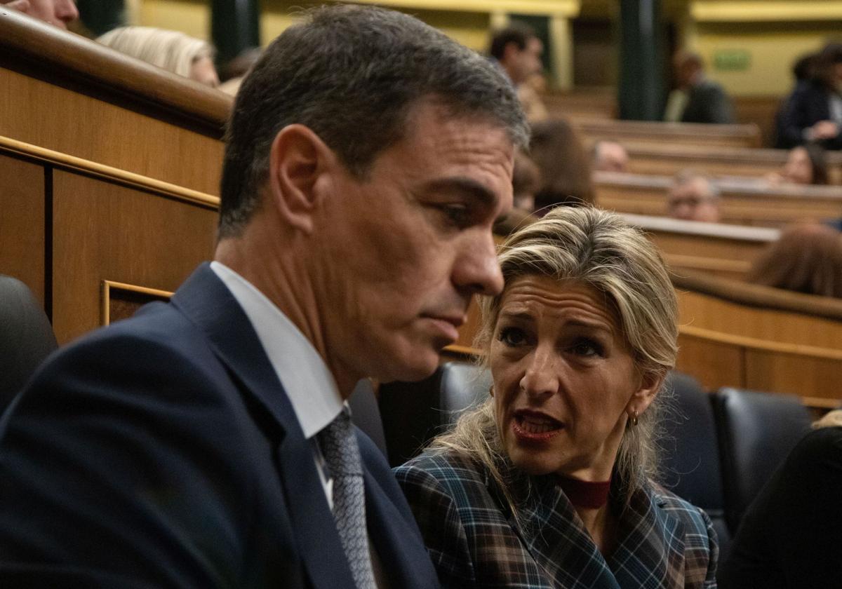 Pedro Sánchez y Yolanda Díaz durante una sesión de control al Gobierno en el Congreso.