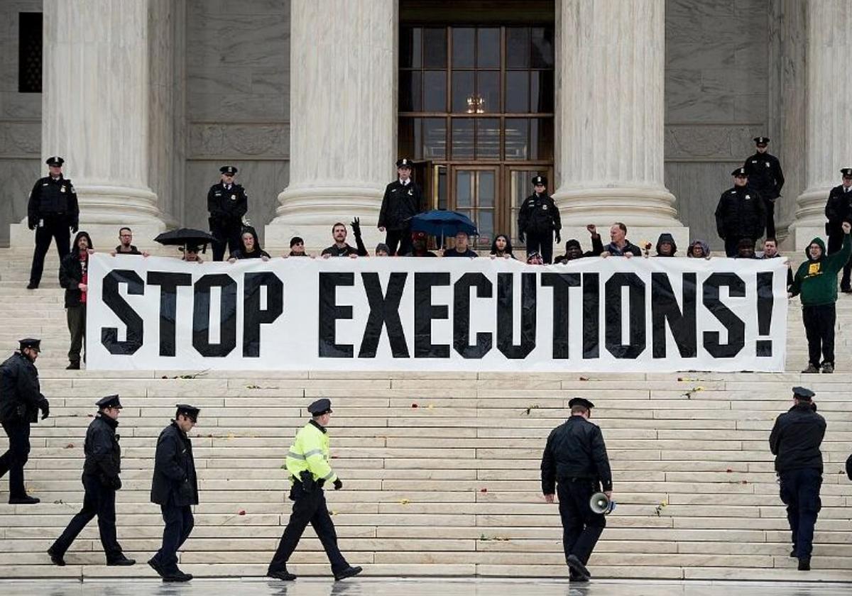 Protesta frente a la Corte Suprema en Washington, Estados Unidos.
