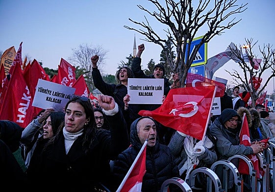 Manifestación contra la detención del alcalde de Estambul.