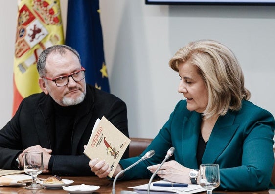 El ilustrador y humorista gráfico, José María Nieto, y la presidenta de la Fundación CEOE, Fátima Báñez.