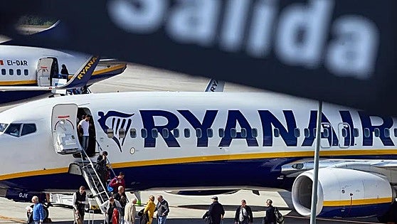 Ryanair denuncia a un pasajero que fingía ser diplomático de la ONU para ocupar un asiento no asignado