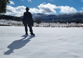 Silueta que da la bienvenida a Sad Hill, en la provincia de Burgos, donde se rodó la escena final de 'El bueno, el feo y el malo'. Al fondo de la imagen, tomada esta semana, se aprecian las cruces del cementerio.