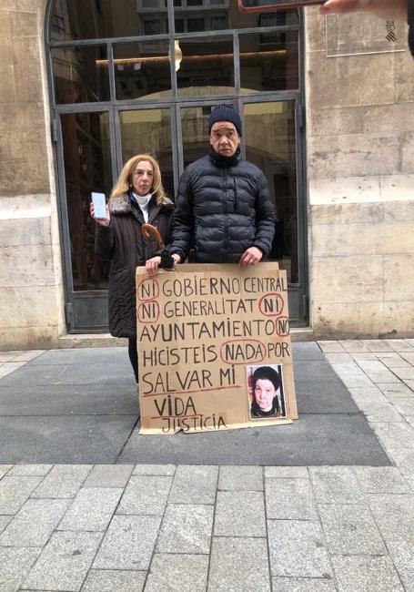 Susana y Juan José, a las puertas del Palau de la Generalitat tras la reunión con Mazón.