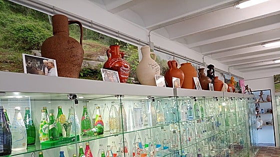 El Museo del Agua abre con dos mil botellas, desde la preferida de Carlos III a la helada en un glaciar durante 10.000 años