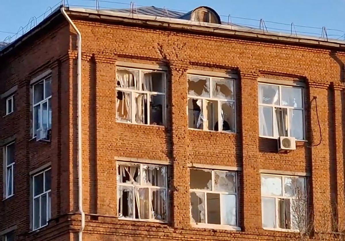 Un hospital dañado en la región rusa de Sarátov tras un ataque con drones ucranianos.