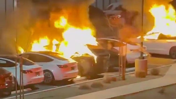 Dos vehículos arden en un concesionario de Tesla en Las Vegas.
