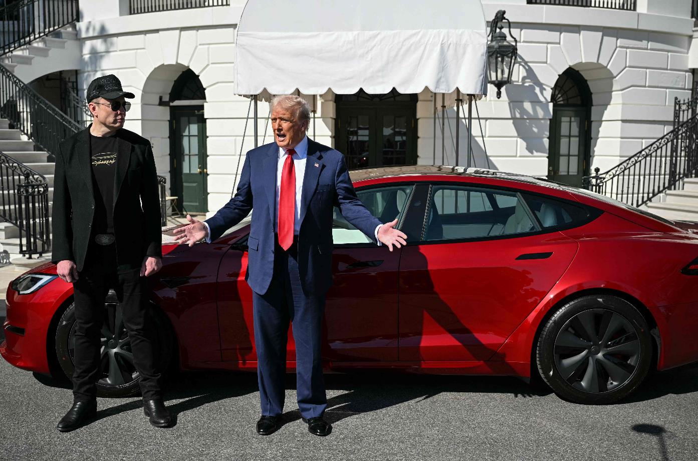 Trump hace publicidad de los coches de Elon Musk en la Casa Blanca.