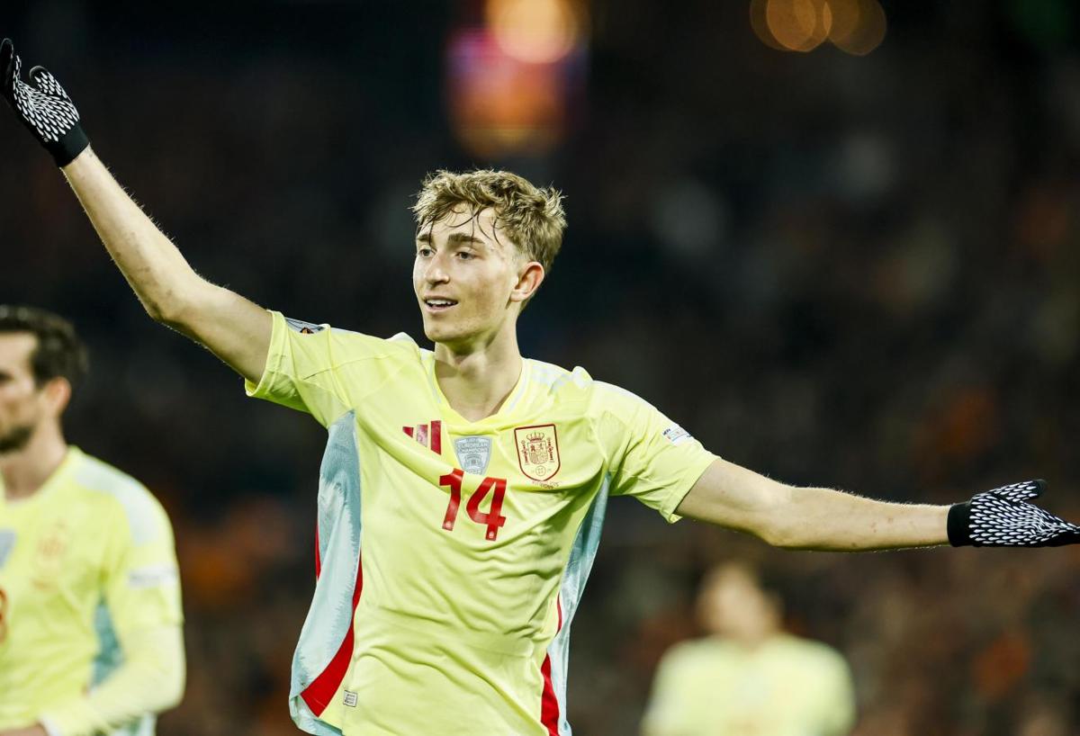 Dean Huijsen gesticula durante su debut con la selección española.