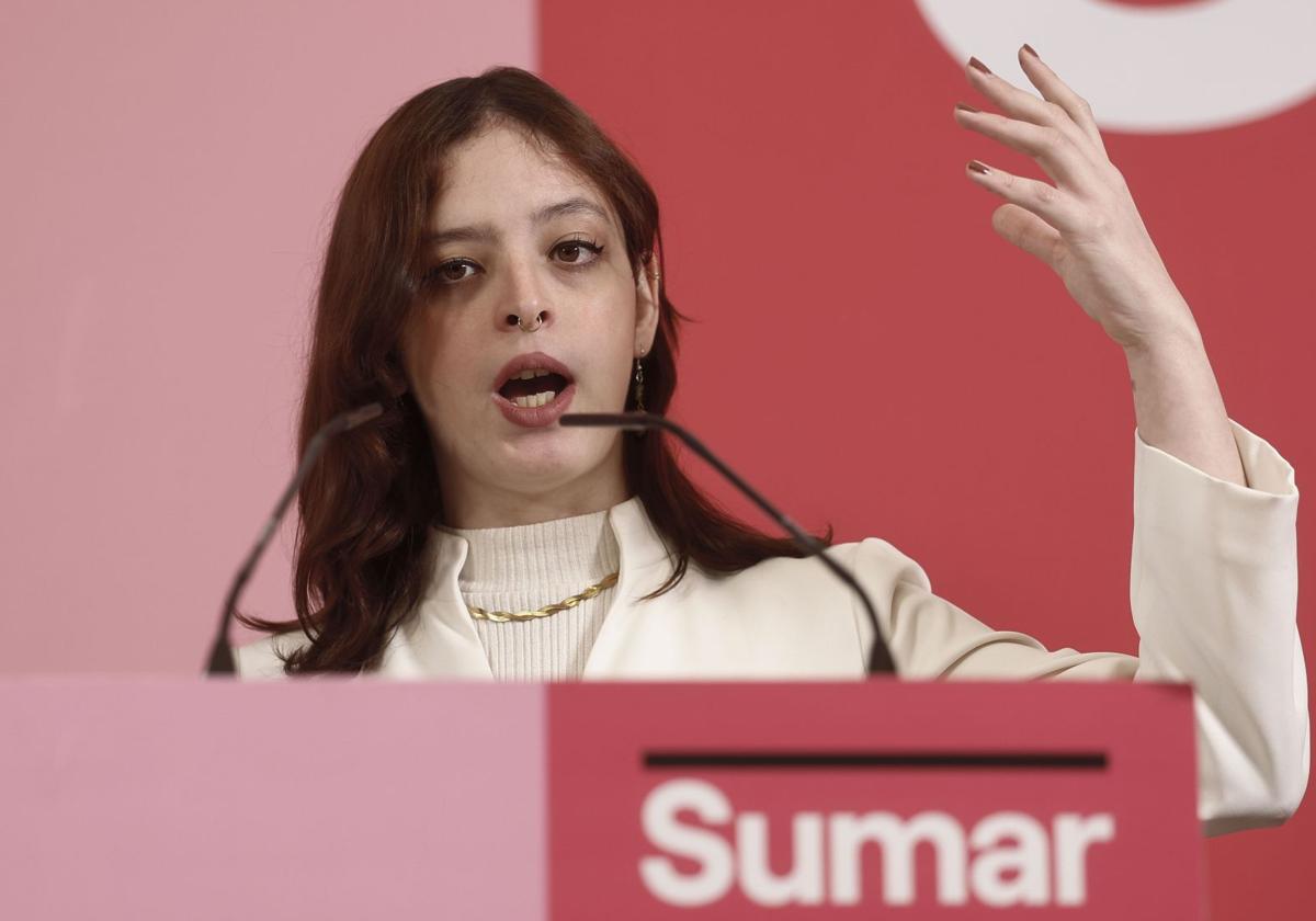 Elizabeth Duval durante una rueda de prensa en la sede de Sumar, en Madrid.