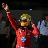 Lewis Hamilton saluda al público.