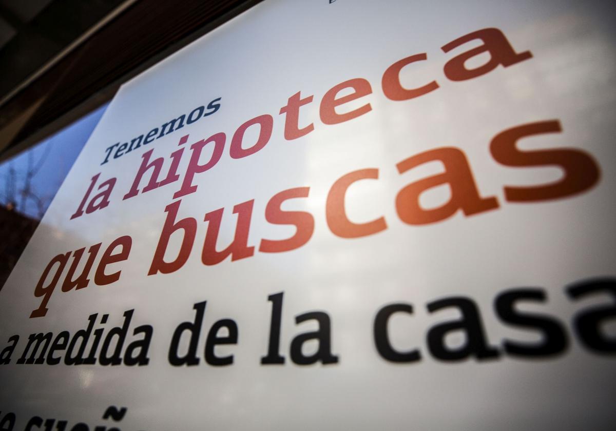 Un cartel anunciando hipotecas de un banco.