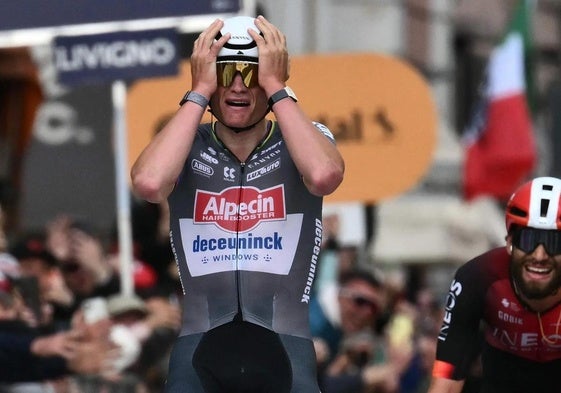Van der Poel gana su segunda Milán-San Remo, con Ganna detrás.