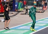 Fernando Alonso se quita el mono tras abanonar el GP de China.