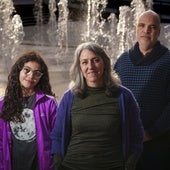 La familia Montes Peña, con Chus (en el centro), Máximo y su hija, en una plaza de Madrid.