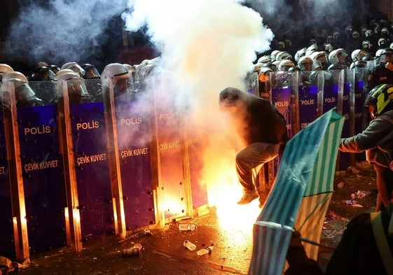 Agentes antidisturbios intervienen en una protesta en Estambul.