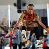 Ana Peleteiro, durante un salto.