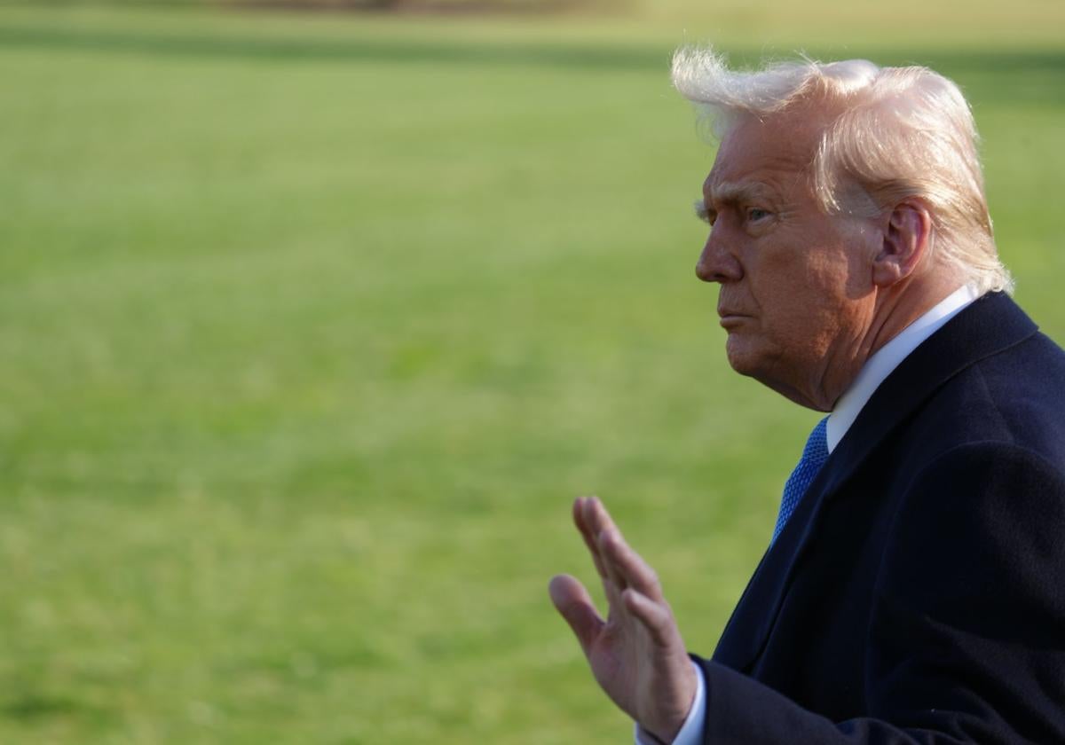 Donald Trump sale de la Casa Blanca para pasar el fin de semana en su campo de golf de Bedminster.