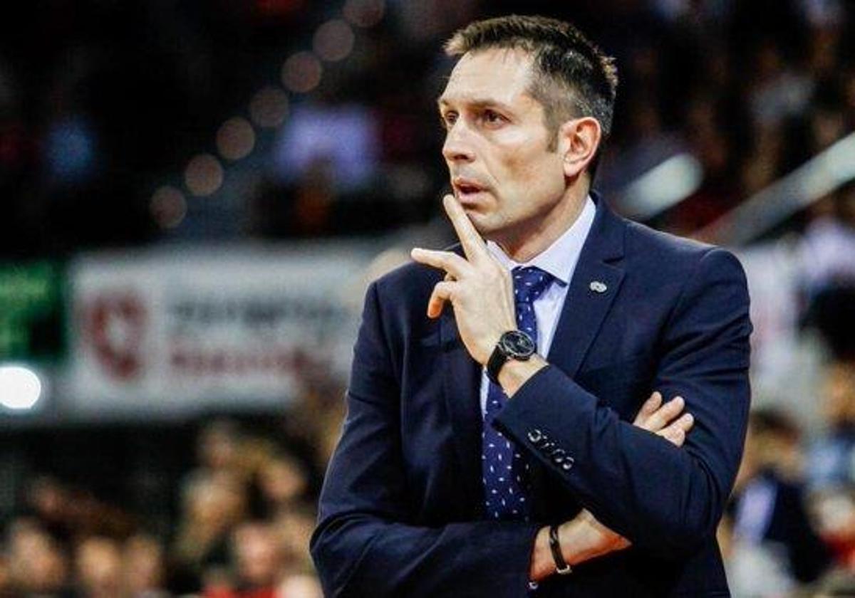 "We can't go out on the court and run like sissies," the controversial statement by Estudiantes' coach