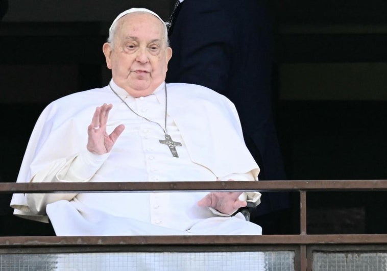 El Papa saluda desde el balcón del hospital Gemelli.