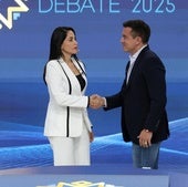 El tenso saludo entre la candidata izquierdista, Luisa González, y el presidente ecuatoriano, Daniel Noboa, al comenzar el debate.