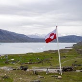 La bandera de Groenlandia ondea en la ciudad de Igaliku.