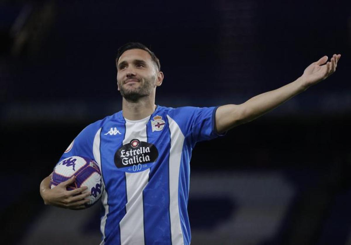 Lucas Pérez, wearing the Deportivo jersey.