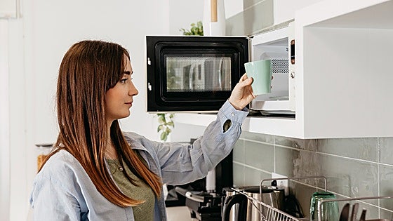 Este es el microondas súperventas de Amazon: de la marca Cecotec y cuesta menos de 60€