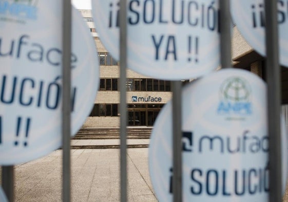 Protestas a las puertas de un edificio de Muface.