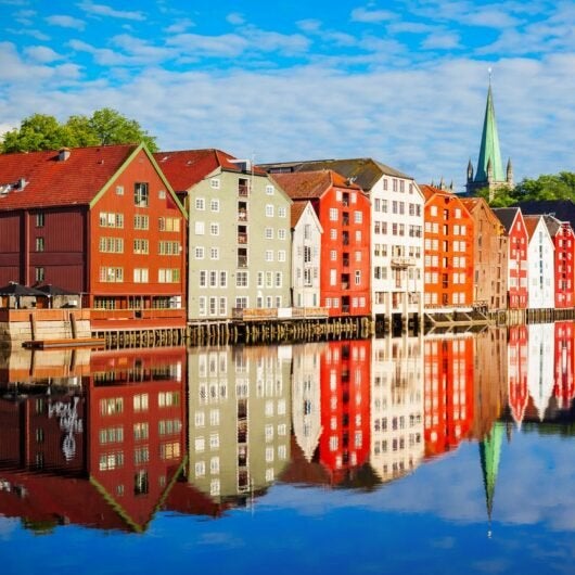 Esta es la única ciudad noruega que no es gris: aquí las casas de colores y la buena gastronomía desafían al mal tiempo